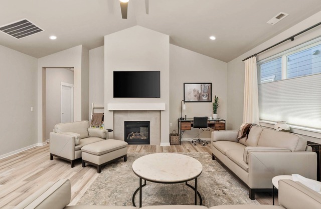 Splendid Single Level Home, Private Patio & Fire-Table, Shared Pool, Hot Tub, Gym Walk 2 Golf Course