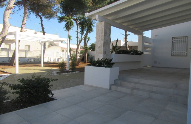 SPLENDID VILLA WITH PINETA A FEW METERS FROM THE SEA