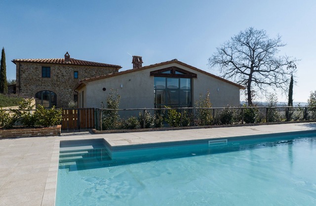 Splendid villa with swimming pool close to famous village of Lucignano
