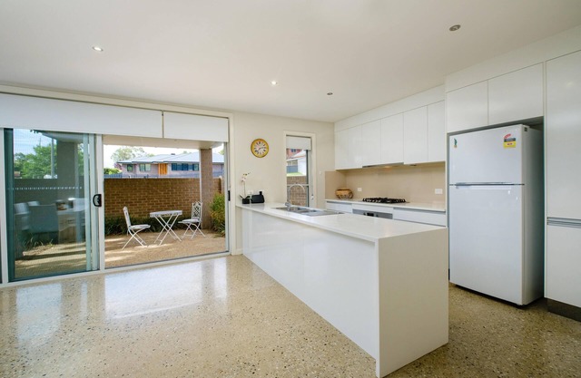 Splendour on Sackville- modern and stylish, pet friendly with double garage - Three bedroom townhouse with two queens, one double and a single