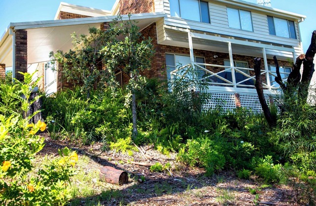 Split Level 4 Bed House - Moments from The Beach