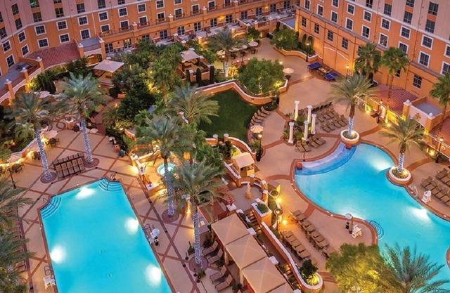 Sports fans, Luxurious 2-bed 2 Bath resort with pool, full kitchen washer/dryer