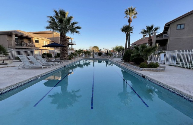 Sports Village- cozy condo with pools