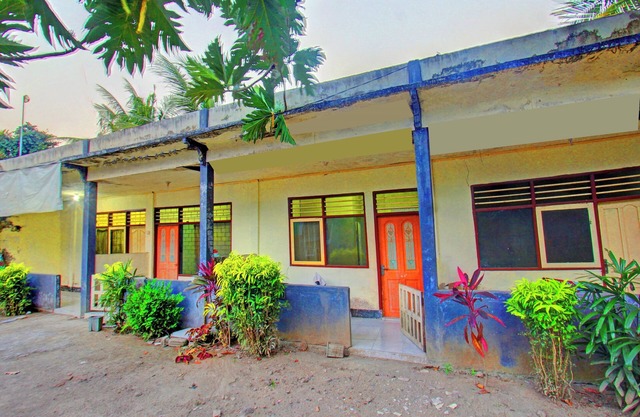 SPOT ON 92882 Penginapan 3 Bersaudara Near Pasar Sengkol