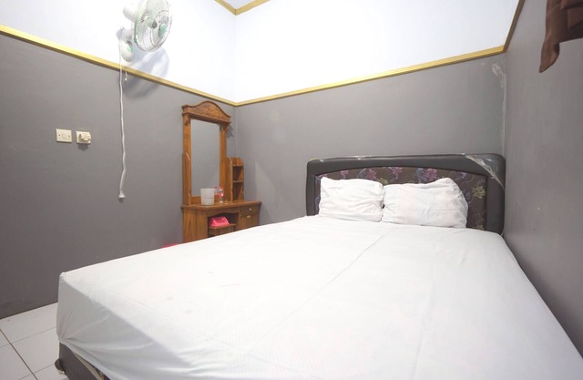 SPOT ON 93620 Anisa Homestay Syariah Near Pantai Gemah Tulungaggung