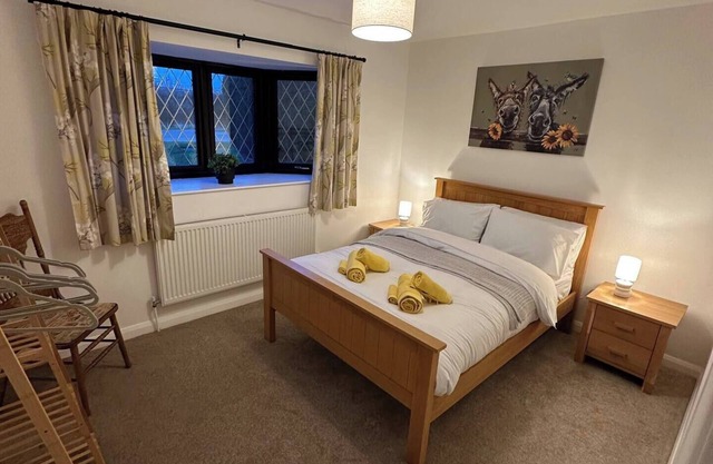 Spotless 3 bedroom cottage newly refurbished comfortable country location with free parking