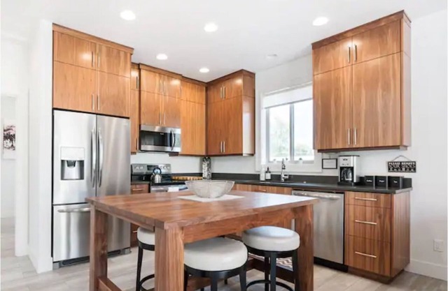 Spotless Modern Steps from the Best Shops and Restaurants.