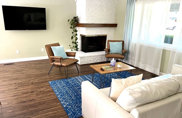 Spotless, spacious & joyful place with backyard, garden & meditation/yoga space