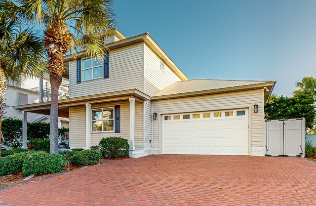 Sprawling home in Destin with private pool and water views