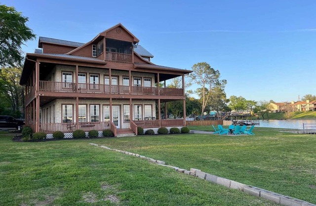 Sprawling Waterfront Haven with Private Dock & Boat Rental Option