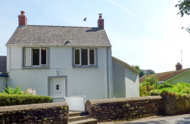 SPRING GARDEN COTTAGE, pet friendly, with open fire in Laugharne