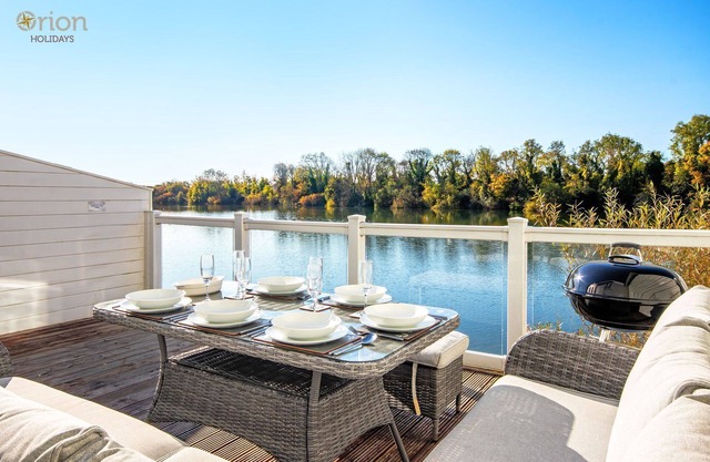 Spring Lake 52, Eider Lodge (P) - Lakeside Holiday Cottage