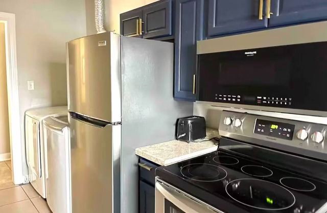 Spring Street Suites B/Stylish 3BD/1BA Apt