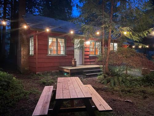 Springbrook · Cozy 2BR Mt. Hood Cabin, Fireplace & Retro Kitchen