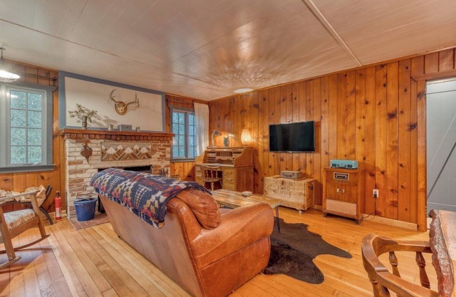Springbrook Cabin 2BR Retro Charm w Fireplace