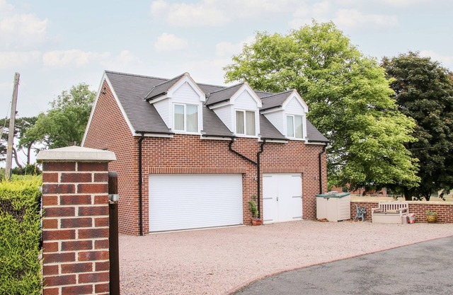 SPRINGFIELD HOUSE, romantic, with a garden in Newport, Shropshire