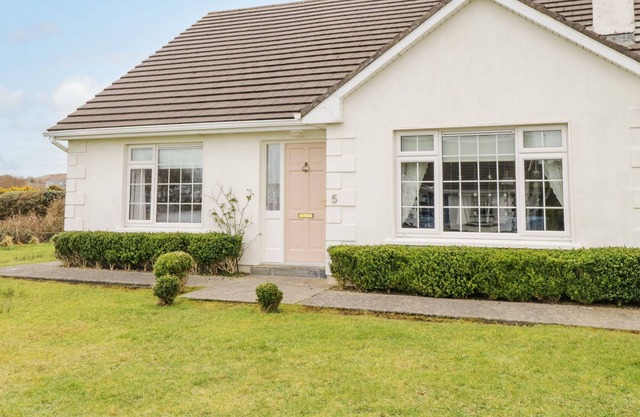 SPRINGWOOD COTTAGE, family friendly in Louisburgh, County Mayo
