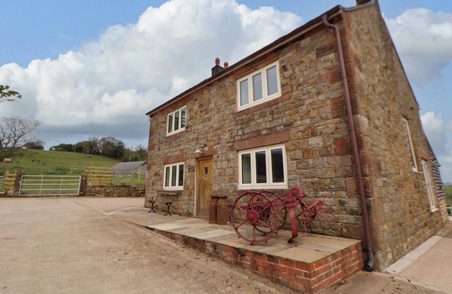 SPRINKS FARM, pet friendly, with open fire in Biddulph Moor