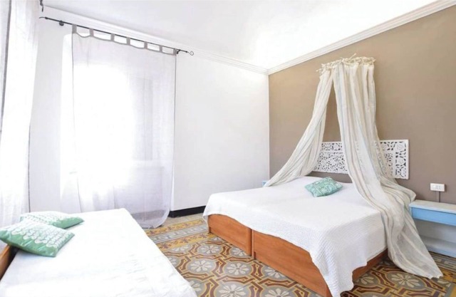 Square apartment