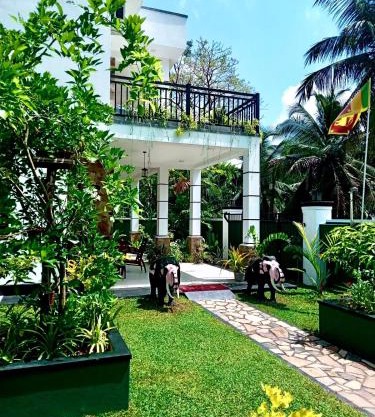 Sri White Villa Airport Boutique Hotel
