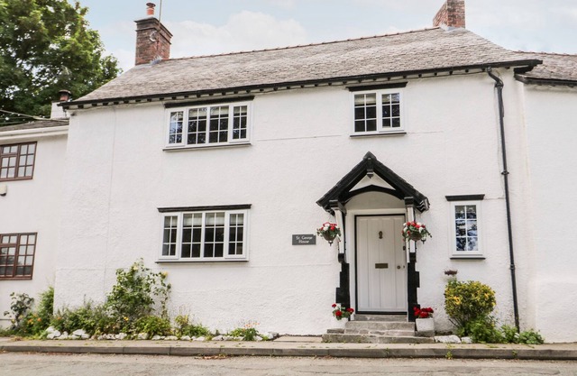 ST. GEORGE HOUSE, family friendly, with a garden in Abergele