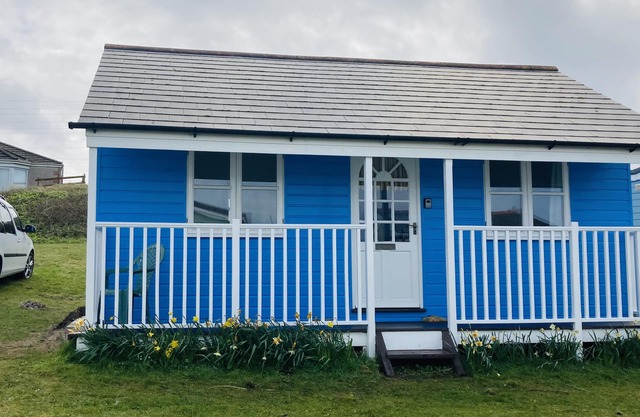 St Ives Bay. Self Catering traditional Beach Chalet. Sleeps 4. Close to beach!