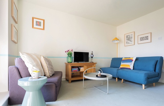 St Katharine Docks | By Tower Bridge | Studio Flat