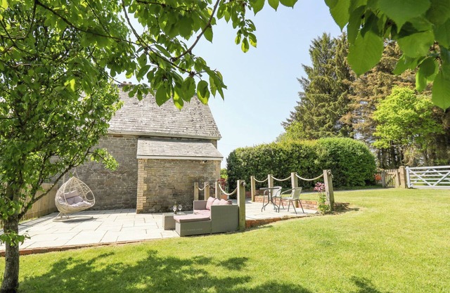 ST. MARKS SCHOOL HOUSE, pet friendly, with a garden in Rhayader