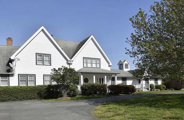 ST. MICHAELS ESTATE OFFERS WATERFRONT POOL, PIER, DOCK AND 15 ACSnPET FRIENDLY