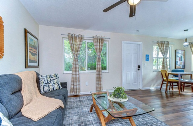 St. Pete Apt 10 mins to DTSP Pet Friendly #1
