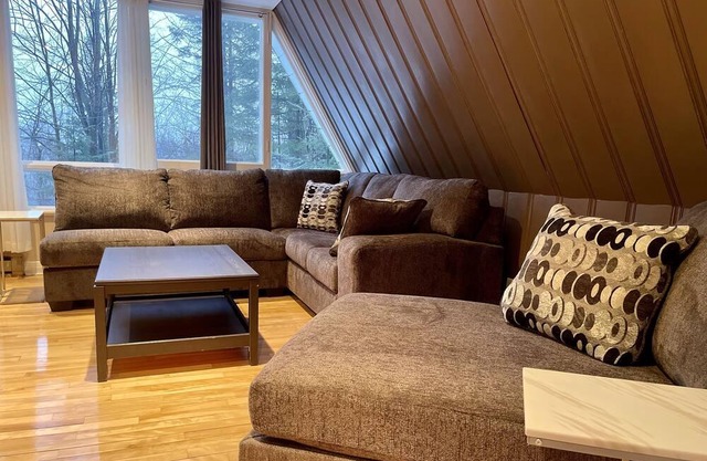 St Sauveur Chalet retreat, w/Fireplace & SAUNA, mins from St Sauveur ski hills!