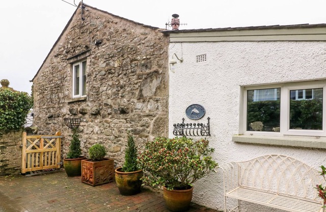 ST. SUNDAYS COTTAGE, pet friendly, with open fire in Endmoor