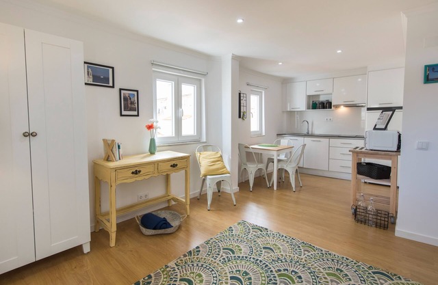 Sta Clara House- Central & Quiet. Bright Studio