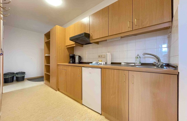 (STA1115) Well-designed fitters' apartment with balcony