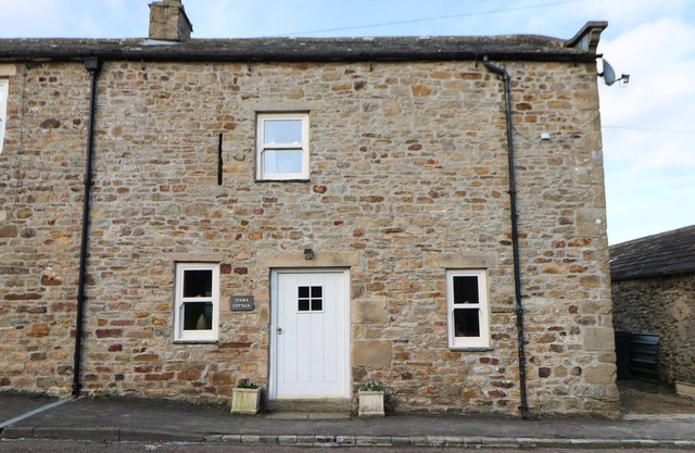 STABLE COTTAGE, pet friendly, with hot tub in Barnard Castle