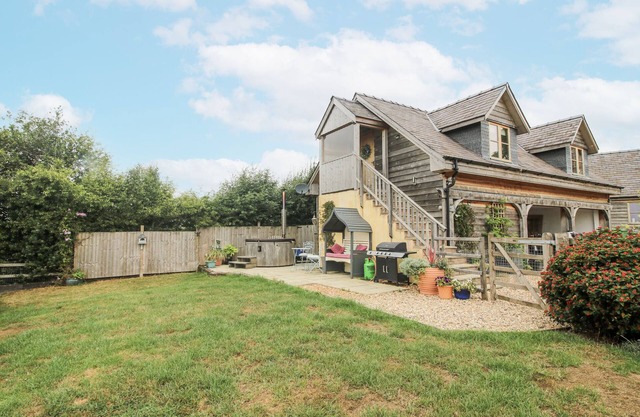 STABLE COTTAGE, pet friendly, character holiday cottage in Wentnor