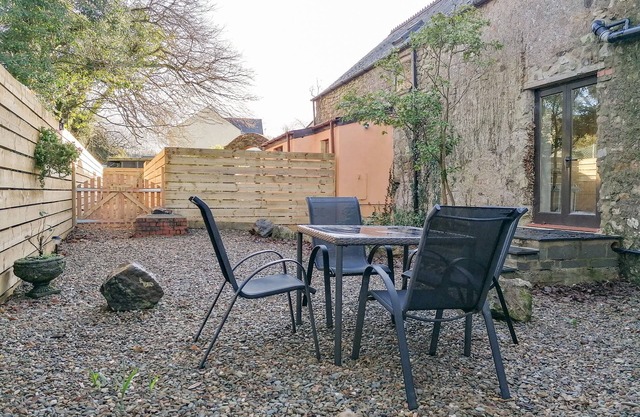 STABLE COTTAGE, NARBERTH, pet friendly, with a garden in Narberth