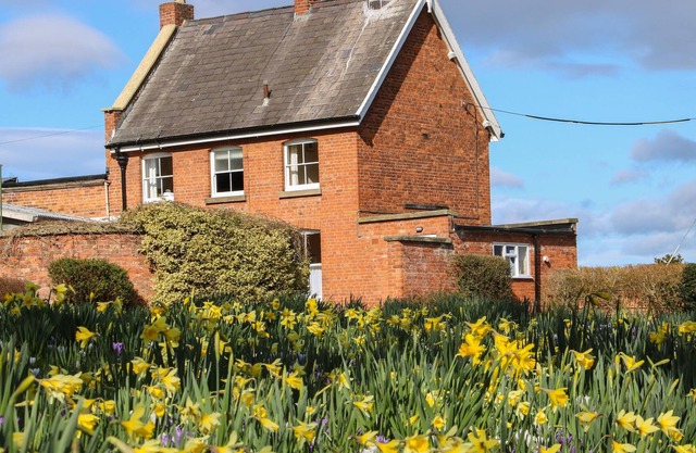 STABLE COTTAGE, pet friendly, with open fire in Overton-On-Dee