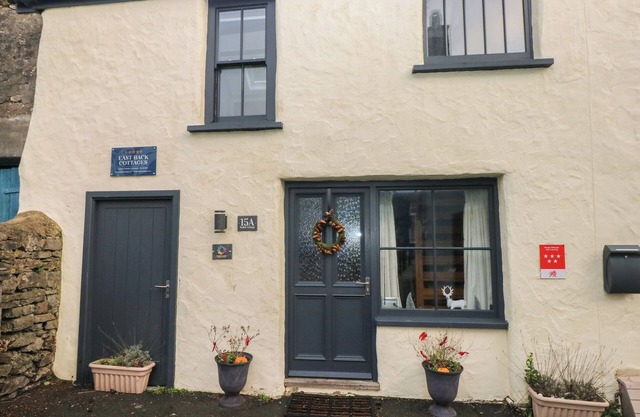 STABLE COTTAGE, pet friendly, character holiday cottage in Pembroke