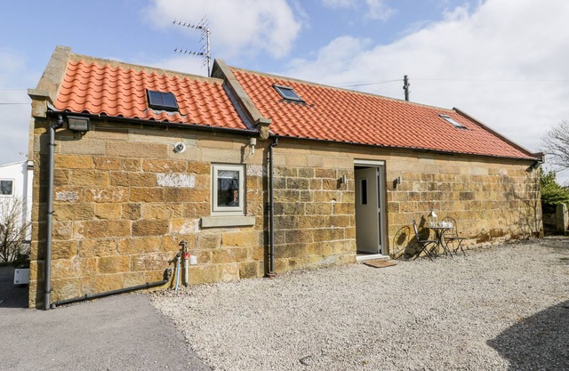 STABLE COTTAGE, pet friendly, with a garden in Fylingdales