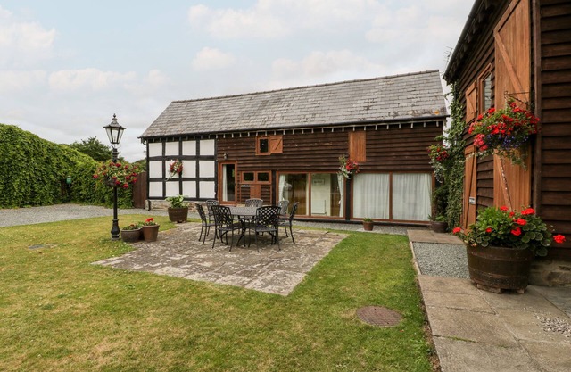 STABLE END, family friendly, character holiday cottage in Luntley