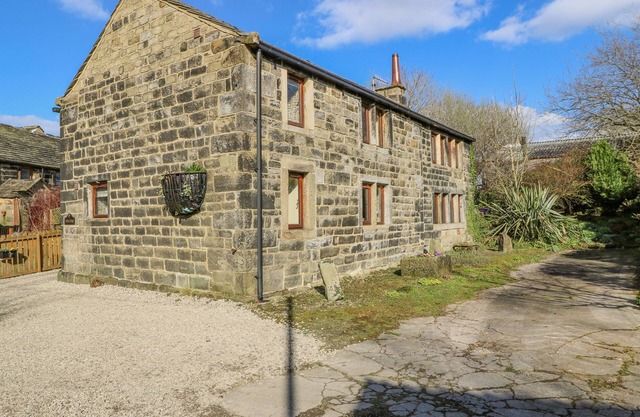 STABLES COTTAGE, character holiday cottage in Todmorden