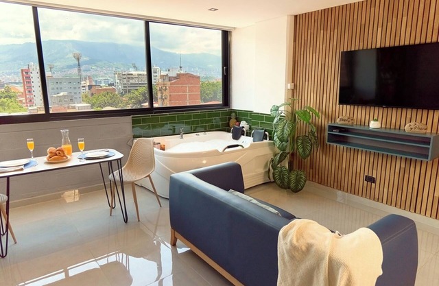 Stadio Comfort with Jacuzzi | Rosa Negra Aparta-Suite