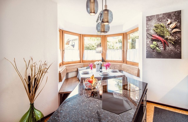 Stadtnestl Apartment - private garden, mountain views & Alpine charm