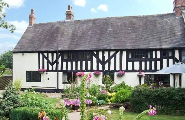 STALLINGTON HALL FARM, pet friendly, with hot tub in Stallington