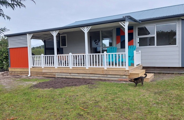 Stand alone cottage. Easy 10 minute walk to beach