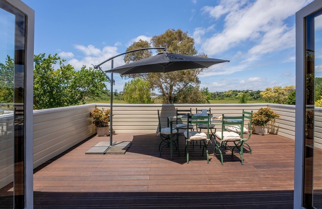 Stand-alone house in quiet cul-de-sac, conveniently located & lovely views