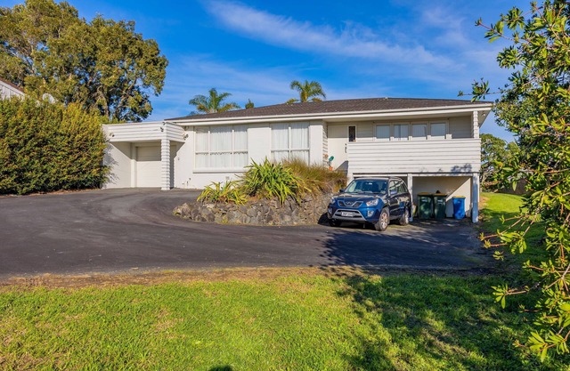 Stand-Alone Sunny Modern 3 Bedroom Home - North Shore