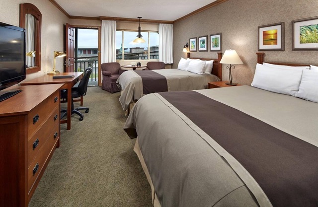 Standard 2 Queens Room w/Easy Access to Highway 101