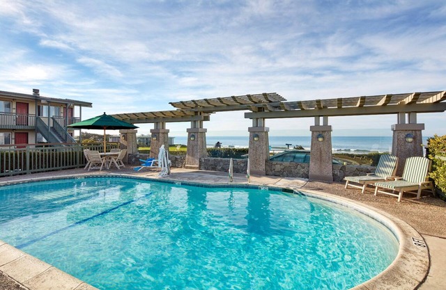 Standard King Room w/Sofa Bed | Access to Pool, Outdoor Firepits | Free Parking